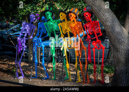 Questo chorus line di arcobaleno colorato di scheletri, in cima cappelli e canne, è parte dell'annuale Halloween Boo allo Zoo di decorazioni presso lo Zoo Nazionale ho Foto Stock