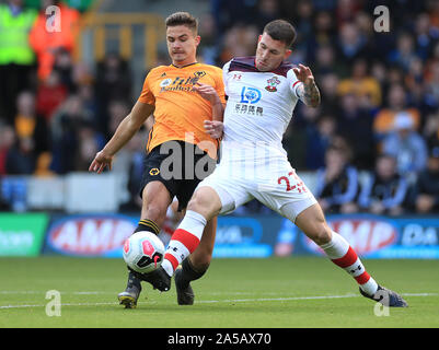 Wolverhampton Wanderers' Leander Dendoncker (sinistra) e Southampton Hojbjerg Pierre-Emile battaglia per la palla durante il match di Premier League a Molineux, Wolverhampton. Foto Stock