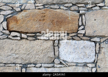 Antico muro fotografato a Cipro. Primo piano di un marrone chiaro tile parete. Molto unico vecchio e tradizionale parete a spiovente. Bella la texture. Foto Stock