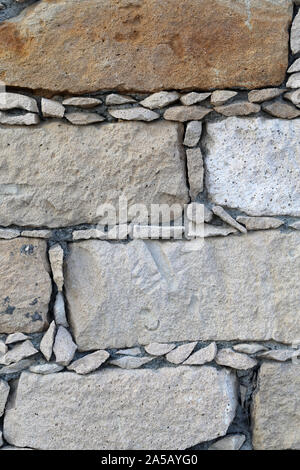 Antico muro fotografato a Cipro. Primo piano di un marrone chiaro tile parete. Molto unico vecchio e tradizionale parete a spiovente. Bella la texture. Foto Stock