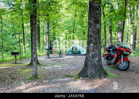 LAUDERDALE, AL, STATI UNITI D'AMERICA-4 MAGGIO 2015: una Harley Davidson Moto parcheggiata in nella parte anteriore di un campeggio con la tenda in background e marcia su un tavolo da picnic. Foto Stock