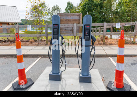 Il LAGO DI JAMES, NC, Stati Uniti d'America-15 OTT 2019: una stazione di ricarica per auto elettriche, in un parco statale. Foto Stock