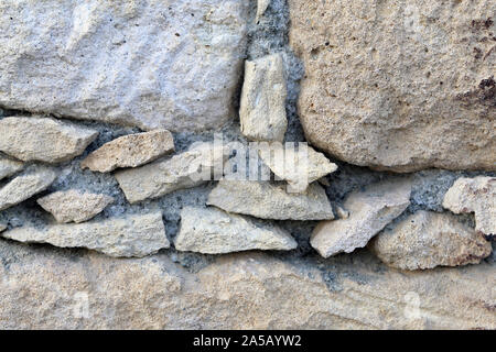 Antico muro fotografato a Cipro. Primo piano di un marrone chiaro tile parete. Molto unico vecchio e tradizionale parete a spiovente. Bella la texture. Foto Stock