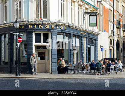 La gente seduta al di fuori del pub di Kingston, Piazza Trinità di Kingston upon Hull, Humberside, East Yorkshire, Inghilterra, Regno Unito Foto Stock