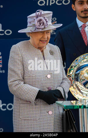 QIPCO British Champions giorno, Ascot Racecourse, Ascot, Berkshire, Regno Unito. Il 19 ottobre, 2019. Sua Maestà la Regina godendo del racing a Ascot. Credito: Maureen McLean/Alamy Live News Foto Stock