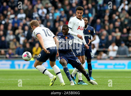 Watford's Abdoulaye Doucoure (centro) battaglie per la palla con il Tottenham Hotspur Harry Kane (sinistra) e dele Alli (a destra) durante il match di Premier League a Tottenham Hotspur Stadium, Londra. Foto Stock