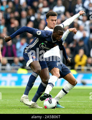 Watford's Abdoulaye Doucoure (sinistra) e Tottenham Hotspur's dele Alli battaglia per la palla durante il match di Premier League a Tottenham Hotspur Stadium, Londra. Foto Stock