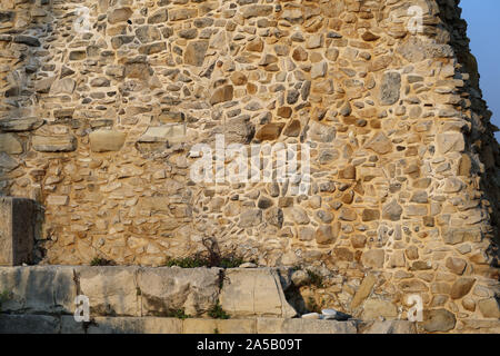 Antico muro fotografato a Cipro. Primo piano di un marrone chiaro tile parete. Molto unico vecchio e tradizionale parete a spiovente. Bella la texture. Foto Stock