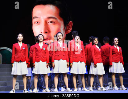 Shanghai, Cina. Xix oct, 2019. Volontari vestito in uniforme sono visti presso il National Exhibition and Convention Center a Shanghai in Cina orientale, Ott. 19, 2019. Oltre 5.800 persone hanno giurato come volontari e siamo andati sul dovere di sabato per il prossimo secondo il China International Import Expo (CIIE), secondo la Shanghai comitato comunale della Gioventù Comunista della Cina. Credito: Liu Ying/Xinhua/Alamy Live News Foto Stock