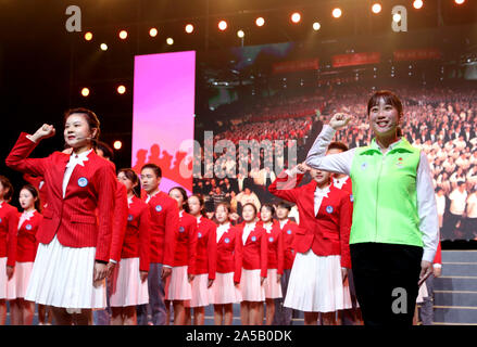 Shanghai, Cina. Xix oct, 2019. I volontari del secondo China International Import Expo (CIIE) prestare giuramento durante un giuramento-tenendo cerimonia presso il National Exhibition and Convention Center a Shanghai in Cina orientale, Ott. 19, 2019. Oltre 5.800 persone hanno giurato come volontari e siamo andati sul dovere di sabato per il prossimo secondo il China International Import Expo (CIIE), secondo la Shanghai comitato comunale della Gioventù Comunista della Cina. Credito: Liu Ying/Xinhua/Alamy Live News Foto Stock