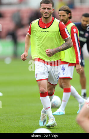 Stoke on Trent, Regno Unito. Xix oct, 2019. Stoke City defender Tom Edwards (2) durante il cielo EFL scommessa match del campionato tra Stoke City e Fulham a bet365 Stadium, Stoke-on-Trent, in Inghilterra il 19 ottobre 2019. Foto di Jurek Biegus. Solo uso editoriale, è richiesta una licenza per uso commerciale. Nessun uso in scommesse, giochi o un singolo giocatore/club/league pubblicazioni. Credit: UK Sports Pics Ltd/Alamy Live News Foto Stock