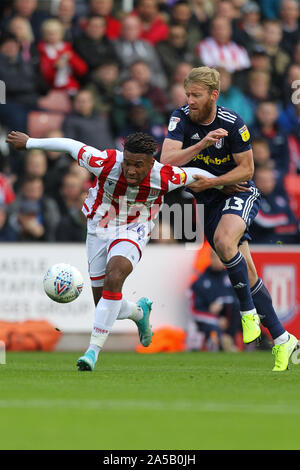 Stoke on Trent, Regno Unito. Xix oct, 2019. Stoke City avanti Tyrese Campbell (26) si allontana dal Fulham defender Tim risma (13) e passa al cliente l'apertura obiettivo per Stoke City durante il cielo EFL scommessa match del campionato tra Stoke City e Fulham a bet365 Stadium, Stoke-on-Trent, in Inghilterra il 19 ottobre 2019. Foto di Jurek Biegus. Solo uso editoriale, è richiesta una licenza per uso commerciale. Nessun uso in scommesse, giochi o un singolo giocatore/club/league pubblicazioni. Credit: UK Sports Pics Ltd/Alamy Live News Foto Stock