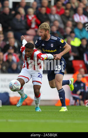 Stoke on Trent, Regno Unito. Xix oct, 2019. Stoke City avanti Tyrese Campbell (26) si allontana dal Fulham defender Tim risma (13) e passa al cliente l'apertura obiettivo per Stoke City durante il cielo EFL scommessa match del campionato tra Stoke City e Fulham a bet365 Stadium, Stoke-on-Trent, in Inghilterra il 19 ottobre 2019. Foto di Jurek Biegus. Solo uso editoriale, è richiesta una licenza per uso commerciale. Nessun uso in scommesse, giochi o un singolo giocatore/club/league pubblicazioni. Credit: UK Sports Pics Ltd/Alamy Live News Foto Stock