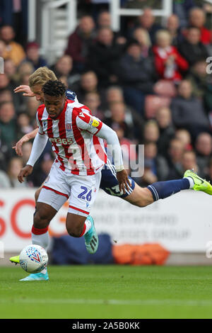 Stoke on Trent, Regno Unito. Xix oct, 2019. Stoke City avanti Tyrese Campbell (26) si allontana dal Fulham defender Tim risma (13) e passa al cliente l'apertura obiettivo per Stoke City durante il cielo EFL scommessa match del campionato tra Stoke City e Fulham a bet365 Stadium, Stoke-on-Trent, in Inghilterra il 19 ottobre 2019. Foto di Jurek Biegus. Solo uso editoriale, è richiesta una licenza per uso commerciale. Nessun uso in scommesse, giochi o un singolo giocatore/club/league pubblicazioni. Credit: UK Sports Pics Ltd/Alamy Live News Foto Stock