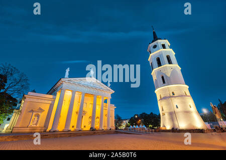 Tramonto sul centro di Vilnius, Lituania, adottate nel maggio 2019 Foto Stock