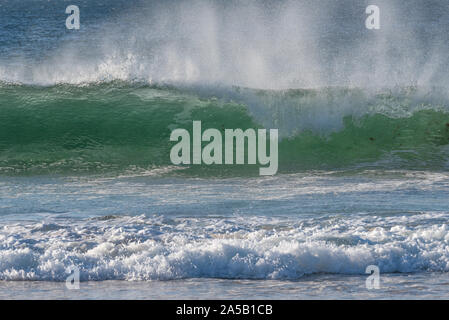 Onde che si infrangono sulla Isle of Harris Scozia Scotland Foto Stock