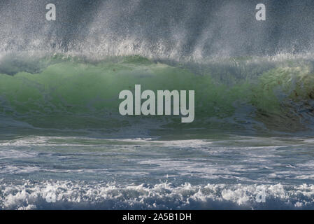 Onde che si infrangono sulla Isle of Harris Scozia Scotland Foto Stock