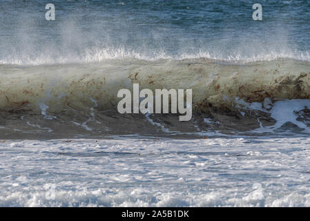 Onde che si infrangono sulla Isle of Harris Scozia Scotland Foto Stock