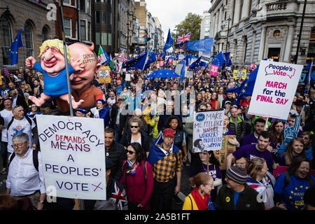 London, Regno Unito 19 ottobre, 2019. Centinaia di migliaia di dimostranti marzo attraverso la città verso il Parlamento a consegnare un messaggio forte e chiaro al governo e MPs che essi dovrebbero avere fiducia nel popolo, non Boris Johnson, per risolvere la crisi Brexit. Andy Barton/Alamy Live News Foto Stock