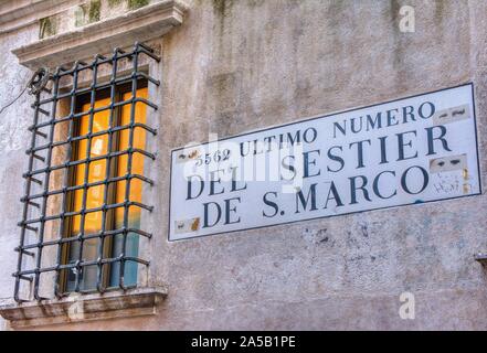 Venezia, Italia - 13 Ottobre 2019: Cartello stradale con testo 5562] Ultimo numero del Sestier de San Marco in lingua italiana. Foto Stock