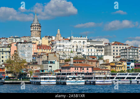 ISTANBUL TURCHIA KARAKOY SKYLINE Torre Galata e barche ormeggiate sul Bosforo Foto Stock