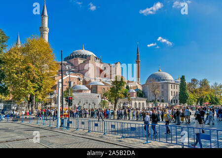 ISTANBUL TURCHIA Hagia Sophia la costruzione di metà mattina con una linea di turisti in coda per entrare al museo Foto Stock