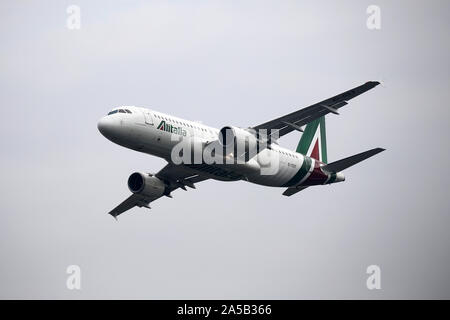 Milano, Italia. 13 ottobre 2019. Airbus A320 della compagnia aerea Alitalia durante il Linate Air Show 2019. Foto Stock