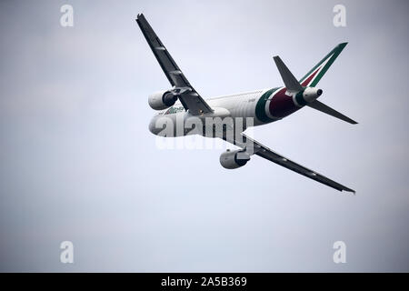 Milano, Italia. 13 ottobre 2019. Airbus A320 della compagnia aerea Alitalia durante il Linate Air Show 2019. Foto Stock