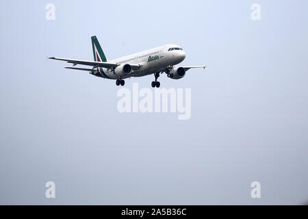 Milano, Italia. 13 ottobre 2019. Airbus A320 della compagnia aerea Alitalia durante il Linate Air Show 2019. Foto Stock