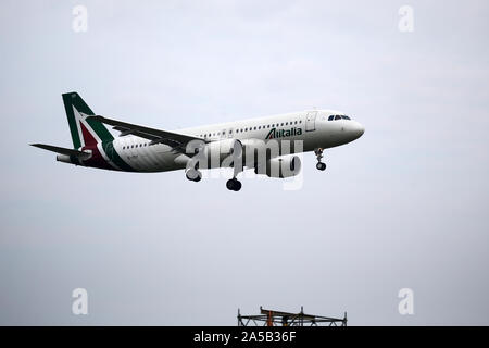 Milano, Italia. 13 ottobre 2019. Airbus A320 della compagnia aerea Alitalia durante il Linate Air Show 2019. Foto Stock