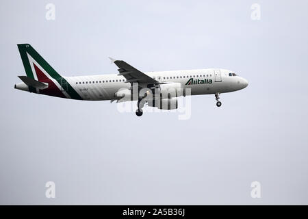 Milano, Italia. 13 ottobre 2019. Airbus A320 della compagnia aerea Alitalia durante il Linate Air Show 2019. Foto Stock