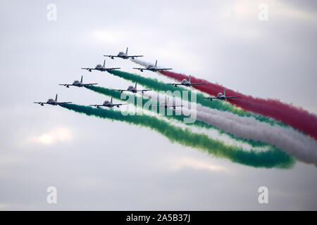 Milano, Italia. 13 ottobre 2019. Le Frecce Tricolori air squadron compie durante il Linate Air Show 2019. Foto Stock