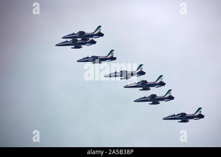 Milano, Italia. 13 ottobre 2019. Le Frecce Tricolori air squadron compie durante il Linate Air Show 2019. Foto Stock