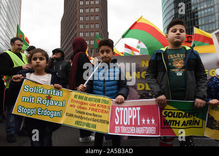 Berlino, Germania. Xix oct, 2019. Oltre 2 mila manifestanti demonstarted contro il regime di Erdogan di attacchi contro i curdi in Siria. Credito: Sean Smuda/ZUMA filo/Alamy Live News Foto Stock