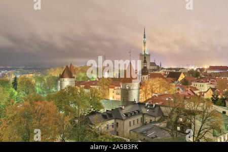 Paesaggio urbano panoramica della città vecchia di Tallinn con le sue mura e torri medievali a luce notturna, Estonia, Europa Foto Stock