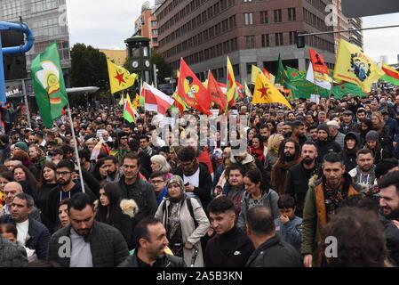 Berlino, Germania. Xix oct, 2019. Oltre 2 mila manifestanti demonstarted contro il regime di Erdogan di attacchi contro i curdi in Siria. Credito: Sean Smuda/ZUMA filo/Alamy Live News Foto Stock