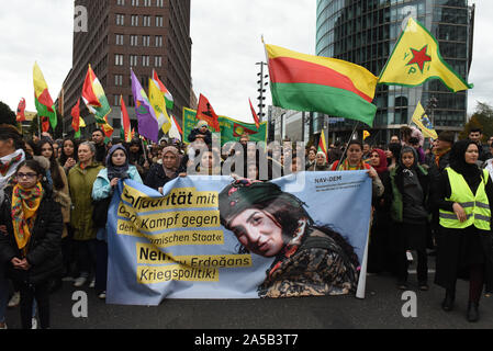 Berlino, Germania. Xix oct, 2019. Oltre 2 mila manifestanti demonstarted contro il regime di Erdogan di attacchi contro i curdi in Siria. Credito: Sean Smuda/ZUMA filo/Alamy Live News Foto Stock