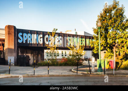 Syracuse, New York, Stati Uniti d'America. Ottobre19, 2019. 'Spring proviene, Estate attende' murale di Steve poteri a ovest la Fayette Rrailroad ponte nel centro storico di Siracusa Foto Stock