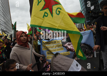 Berlino, Germania. Xix oct, 2019. Oltre 2 mila manifestanti demonstarted contro il regime di Erdogan di attacchi contro i curdi in Siria. Credito: Sean Smuda/ZUMA filo/Alamy Live News Foto Stock