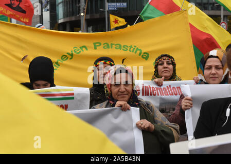 Berlino, Germania. Xix oct, 2019. Oltre 2 mila manifestanti demonstarted contro il regime di Erdogan di attacchi contro i curdi in Siria. Credito: Sean Smuda/ZUMA filo/Alamy Live News Foto Stock