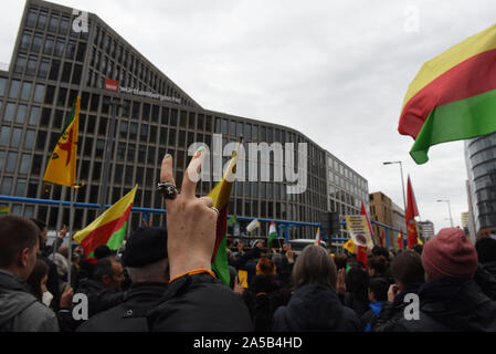 Berlino, Germania. Xix oct, 2019. Oltre 2 mila manifestanti demonstarted contro il regime di Erdogan di attacchi contro i curdi in Siria. Credito: Sean Smuda/ZUMA filo/Alamy Live News Foto Stock