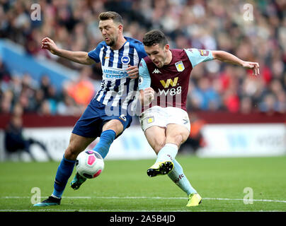 Brighton e Hove Albion's Dale Stephens (sinistra) e Aston Villa John McGinn (destra) battaglia per la palla durante il match di Premier League a Villa Park, Birmingham. Foto Stock