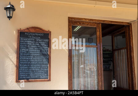 Rethimno, Creta, Grecia. Ottobre 2019. Un ristorante menu sul display di un cafè nel centro storico centro storico di Rethymno. Foto Stock