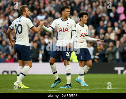 Tottenham Hotspur's dele Alli (centro) celebra con il compagno di squadra Harry Kane (sinistra) dopo aver segnato il suo lato del primo obiettivo prima della decisione è riesaminata da VAR durante il match di Premier League a Tottenham Hotspur Stadium, Londra. Foto Stock