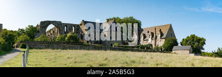 Paimpol, Cotes-d'Armor / Francia - 20 agosto 2019: panorama della Abbazia di Beauport a Paimpol Foto Stock