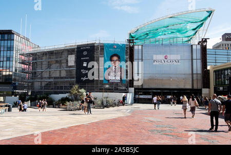 MONTPELLIER, Francia - 19 settembre 2019: una vista della facciata di Le Polygone shopping mall a Allee Jules Milhau street a Montpellier, Francia Foto Stock