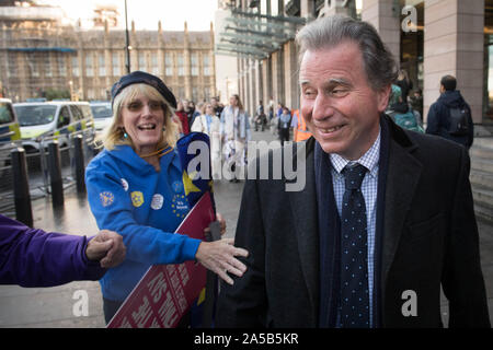 Sir Oliver Letwin MP lascia il Parlamento a Londra durante un anti-Brexit, cerchiamo di essere sentito rally, dopo che esso è stato annunciato che il Letwin emendamento che mira ad evitare un no-deal Brexit il 31 ottobre, è stata accettata Foto Stock