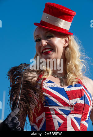 QIPCO British Champions giorno, Ascot Racecourse, Ascot, Berkshire, Regno Unito. Il 19 ottobre, 2019. Una signora entra in contatto con lo spirito del British Racing a Ascot. Credito: Maureen McLean/Alamy Live News Foto Stock