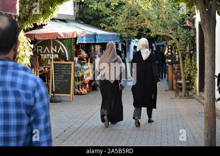 Ankara, Turchia. Xix oct, 2019. La gente a piedi passato negozi in una zona turistica. Credito: Altan Gocher/ZUMA filo/Alamy Live News Foto Stock