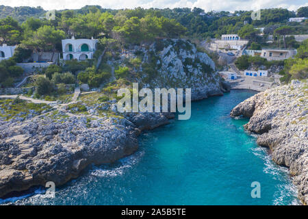 Vista aerea della spiaggia idilliaca e la baia di Cala dell'Acquaviva a Castro, Lecce, Puglia, Italia Foto Stock